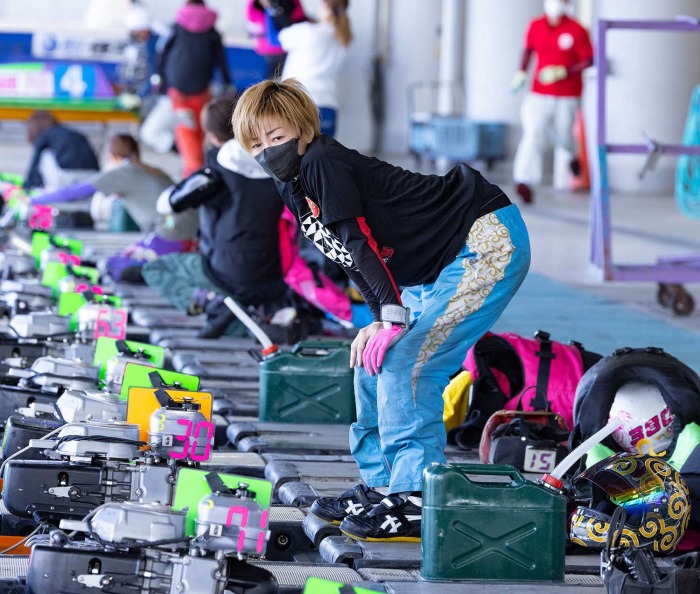 ボートの様子を確認する中谷朋子