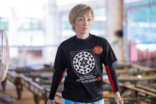 競艇場を歩く中谷朋子