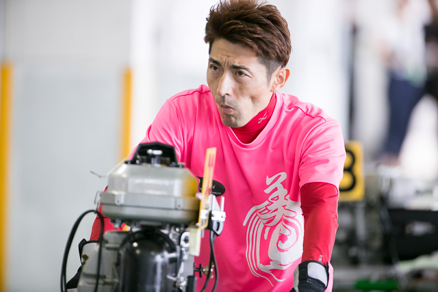 レース出走前の調整を行う徳増秀樹