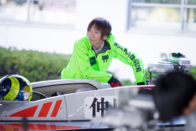 レースの準備を整える仲口博崇