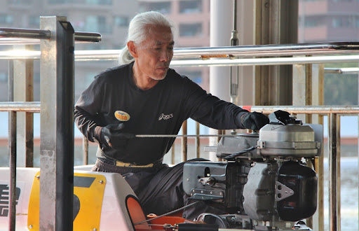 モーターを調整する高橋二朗