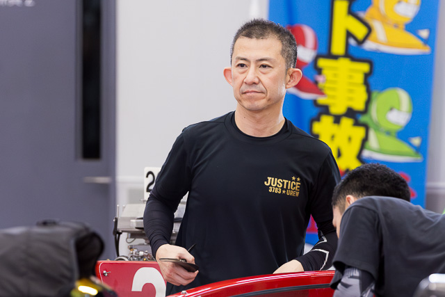 ペラの調整を行う瓜生正義