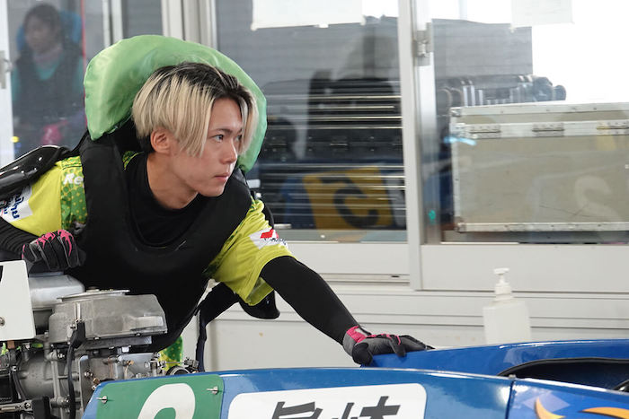 真剣な眼差しでレースに挑む真崎武蔵