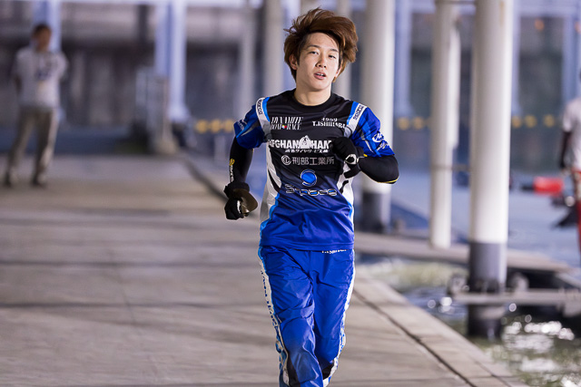 ピット付近を駆け回る石原翼