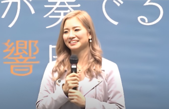 トーク所に出演中の富樫麗加