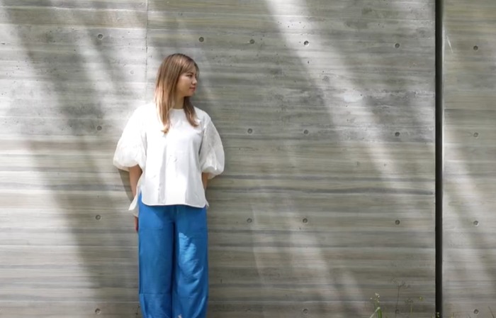 写真集インタビューの撮影中の富樫麗加