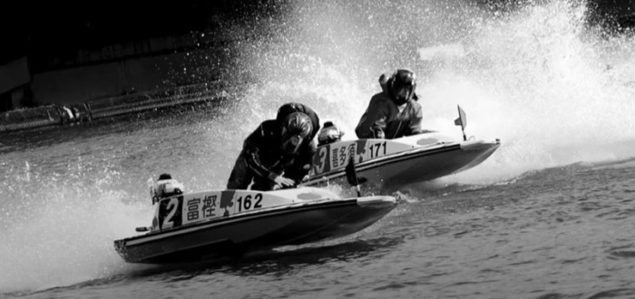 トップで駆け抜けていく富樫麗加