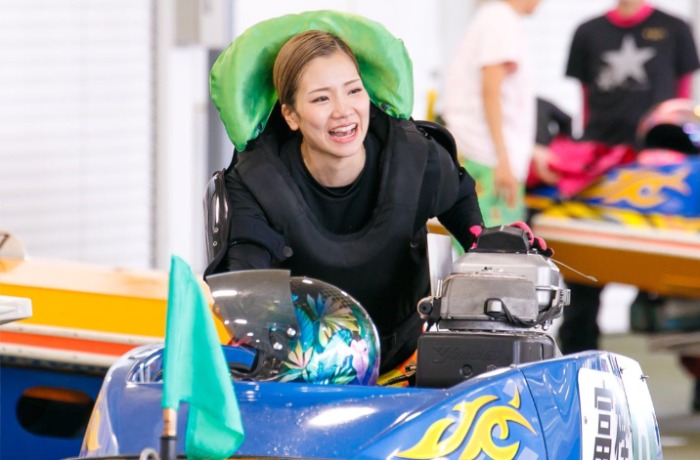 ボートを移動させている富樫麗加