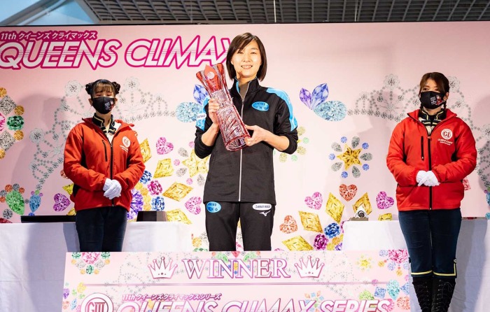 トロフィーを手にしている宇野弥生