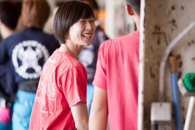 レースの合間で談笑する宇野弥生