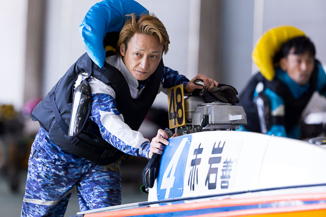 ボートを水面へもっていく赤岩善生