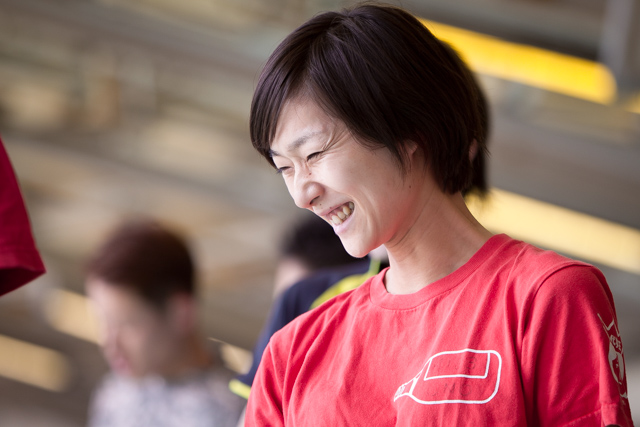 笑顔で話しをしている宇野弥生