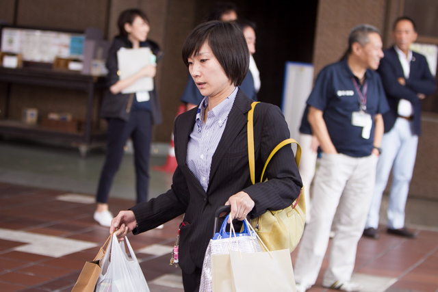 会場入りをする宇野弥生