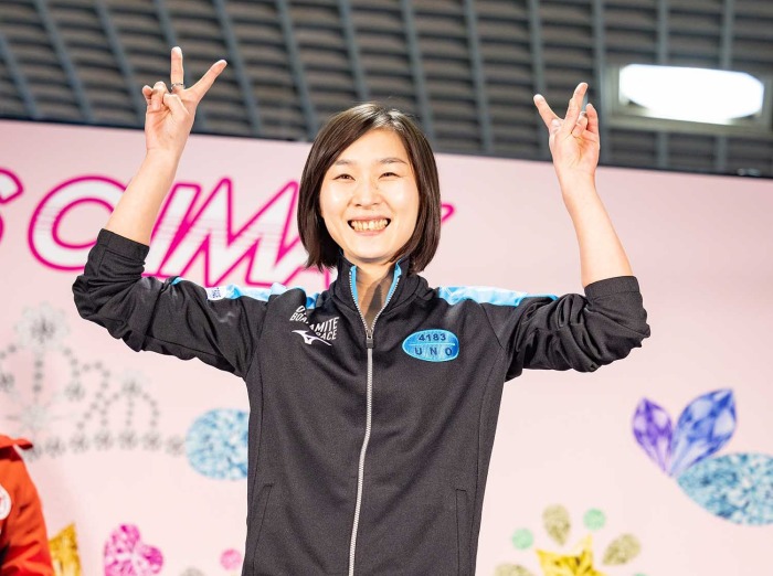 喜びをピースサインで示す宇野弥生