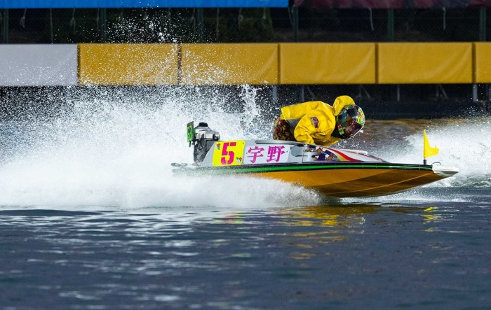 水面を駆け抜けていく宇野弥生