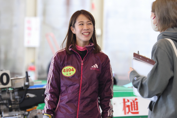 談笑する山本梨菜選手