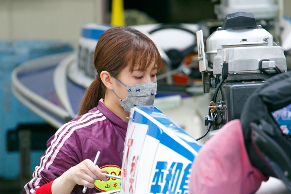 モーター調整をする山本梨菜選手