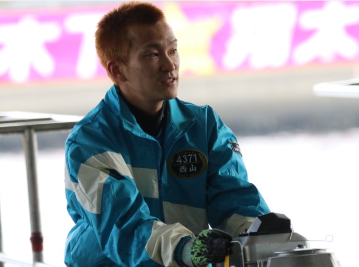 レース準備をする西山貴浩