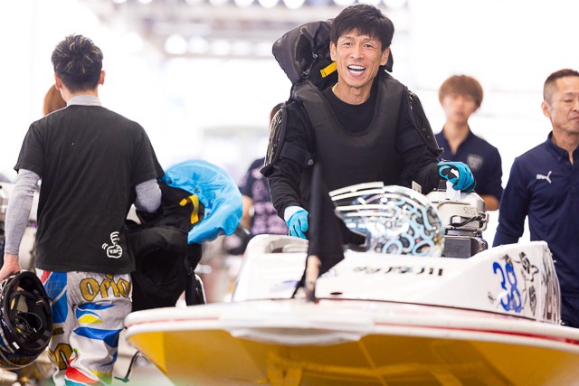 ボートを水面に運ぶ池田浩二