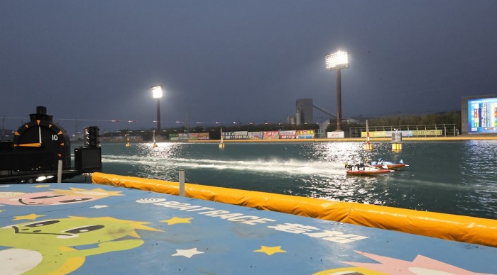 ナイターレースの様子のボートレース若松
