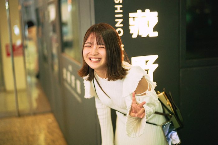 笑顔で写真に写る福留光穂