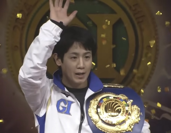 手を振る第5回王者・関浩哉