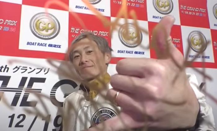 ファンにアピールする峰竜太