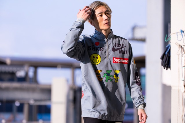 会場内を歩いている峰竜太