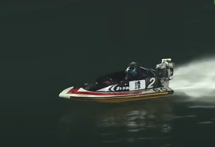 レースで直線を走る峰竜太