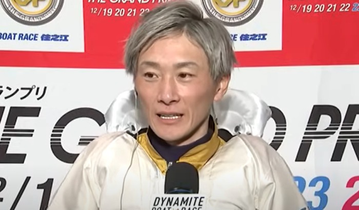 インタビューにこたえる峰竜太