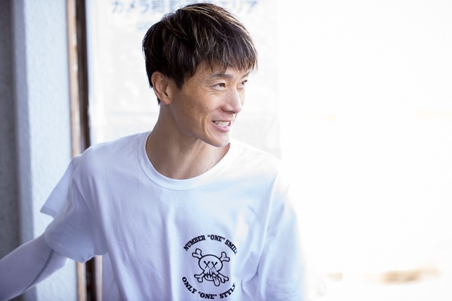 声をかけられた方を向く峰竜太