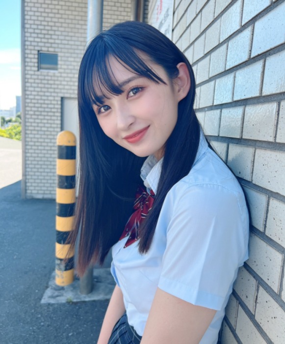 制服姿のワンショットの松本日向