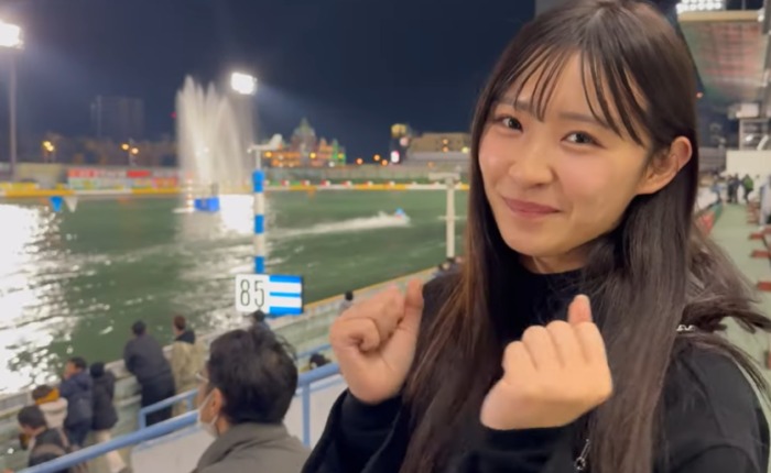 ボートレース観戦をしている松本日向