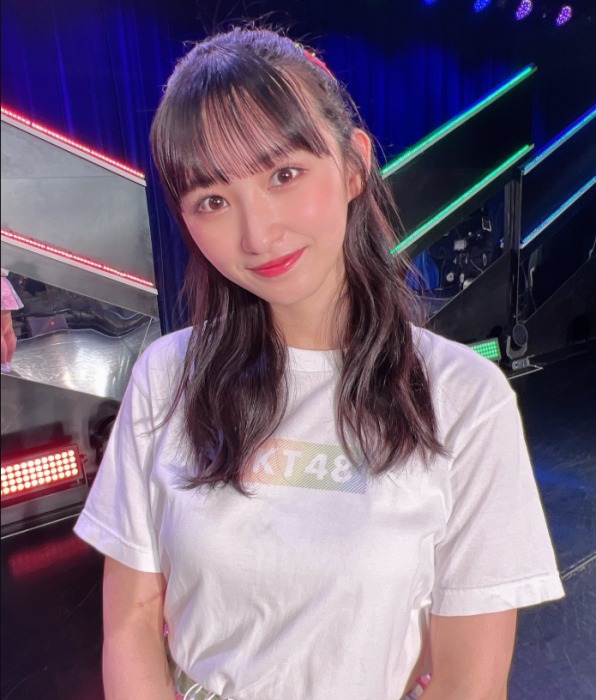 HKT48のTシャツを着ている松本日向