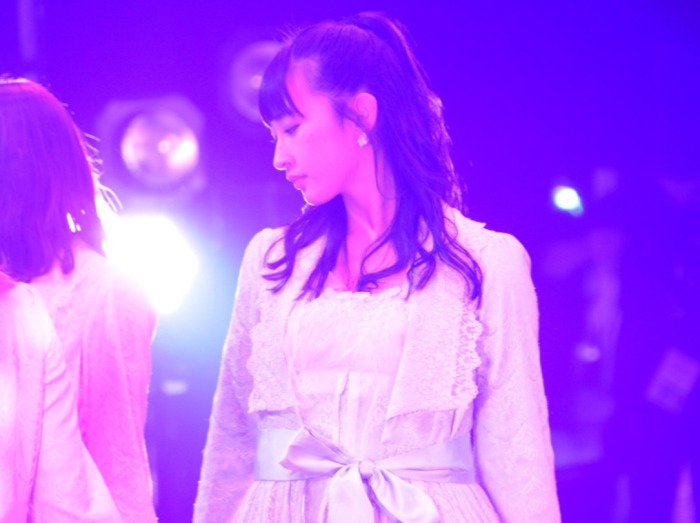 ステージ上で立っている松本日向