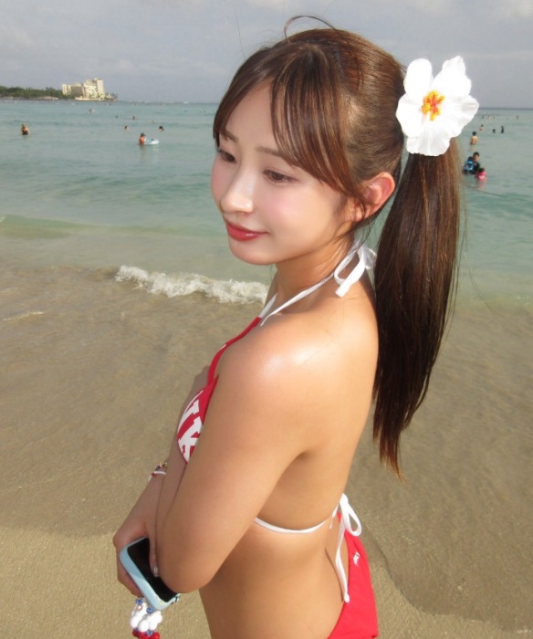 海岸で撮影をしている松本日向