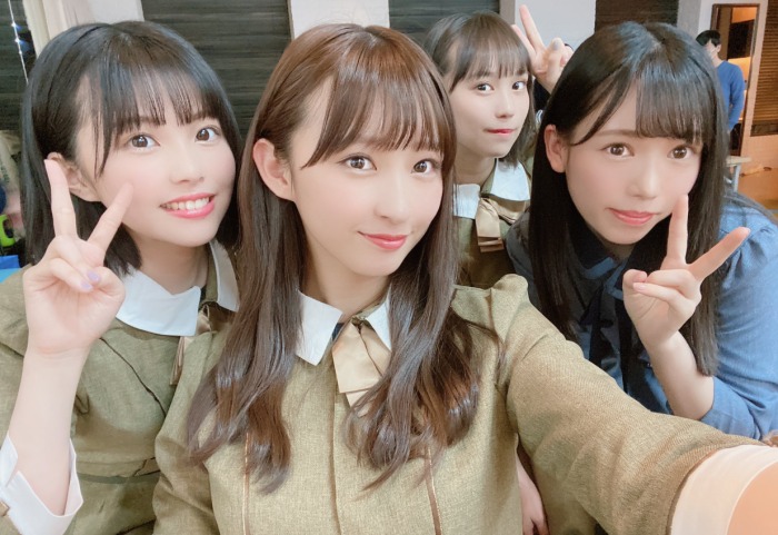 HKT48の仲間と写真を撮る松本日向
