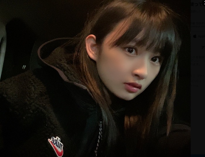 黒で服をまとめている松本日向