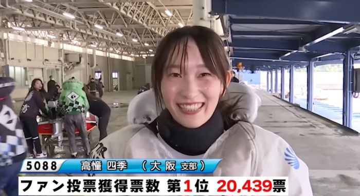 笑顔でインタビューに答える高憧四季