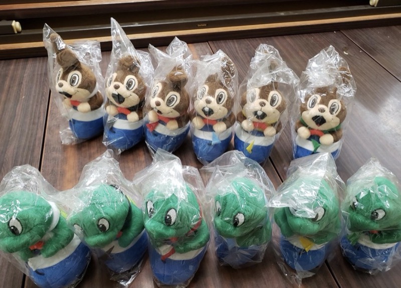 ボートレース江戸川のキャラクター・ラリーとバディのぬいぐるみ