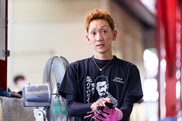 会場の様子をうかがう佐藤翼